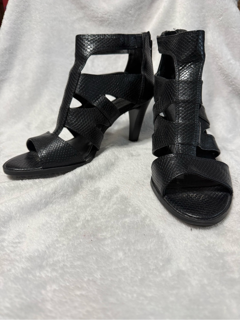 Simply Vera Women's Black Textured Cutout Heeled Sandals